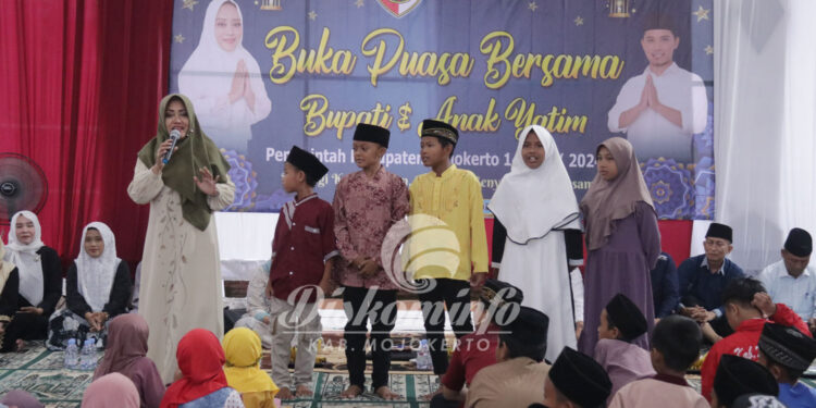 Bupati Ikfina Gelar Buka Bersama Ratusan Anak Yatim Di Pendopo Pungging