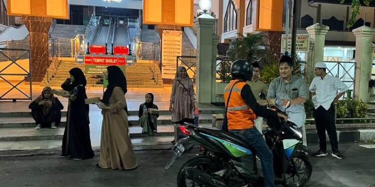 Siswa SMA Al Muslim Adakan Sahur On The Road, Warga Sambut Dengan Senang
