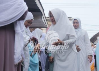 Usai Salat Idul fitri Bupati Mojokerto Hibahkan 100 juta Untuk Masjid Rahmat