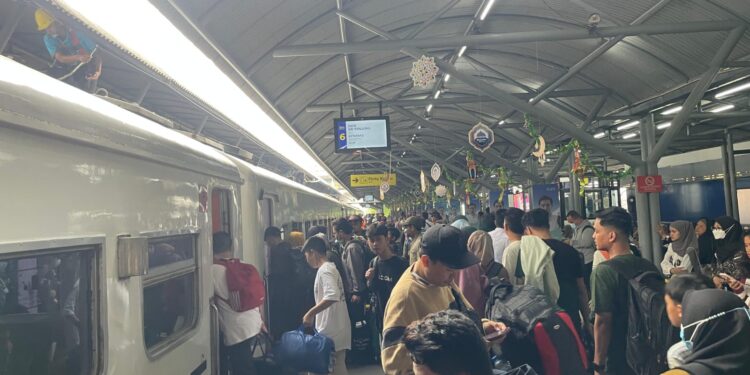 Arus Mudik Pakai Jasa Kereta Api Capai 42.941 Pelanggan