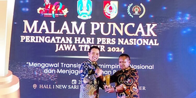 PWI Jatim Berikan Special Award Kepada AA LaNyalla Mahmud Mattalitti