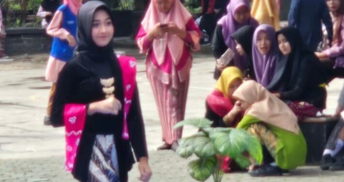 Peringati Hari Kartini, SMPN 4 Sidoarjo Gelar ‘Parade Putri Luwes’