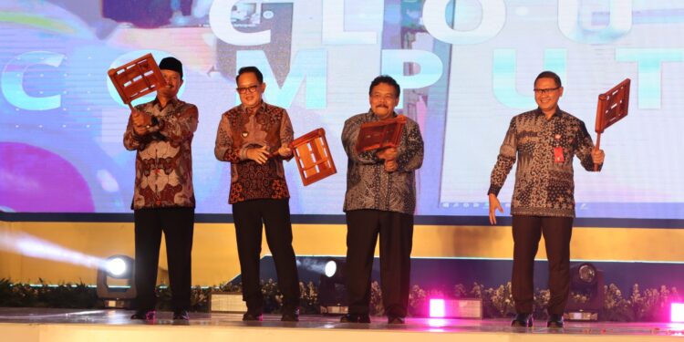 Pj.Gubernur Jatim Buka LKS SMK ke-32 Tingkat Provinsi Jawa Timur 2024, di Stadion Wilis Kota Madiun