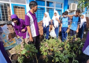 Peringatan Hari Bumi, Siswa, Guru, Komite SMPN 1 Sedati Lakukan Tanaman Pohon di Lingkungan Sekolah