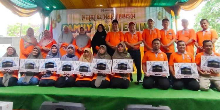 Raudlatul Jannah Umrokan Guru dan Karyawan Yang Berdedikasi