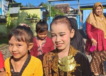 Dengan Berbaju Kebaya, Siswa SDN Dukuh Tengah Sidoarjo Peringati Hari Kartini