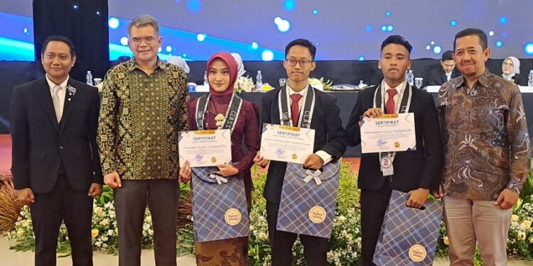 Bahagia dan Haru Warnai Wisuda Angkatan ke IV SMK Telkom Sidoarjo