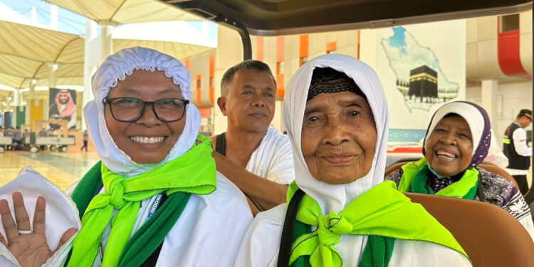 Kisah Suami Istri Berhaji Bersama Jemaah Lansia