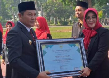 Kepala SMP Negeri 4 Sidoarjo Terima Penghargaan KSPSKT Terbaik Nasional dari Pemkab