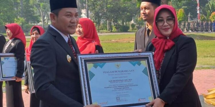 Kepala SMP Negeri 4 Sidoarjo Terima Penghargaan KSPSKT Terbaik Nasional dari Pemkab