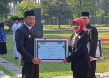 Plt Bupati Subandi Beri Penghargaan SMPN 1 Sedati Berhasil Raih Adiwiyata Mandiri