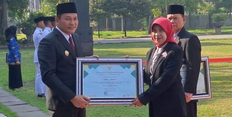 Plt Bupati Subandi Beri Penghargaan SMPN 1 Sedati Berhasil Raih Adiwiyata Mandiri