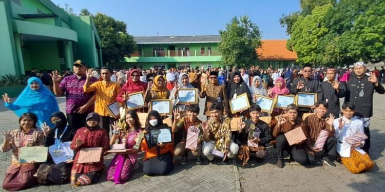 SMAN 3 Sidoarjo Ramaikan Hardiknas Dengan Bertabur Prestasi