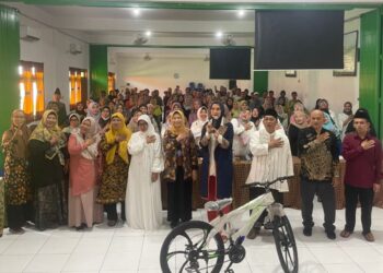 DPR, BKKBN dan Dinas P3AKB Sidoarjo Sosialisasikan 1000 HPK ke Masyarakat Waru