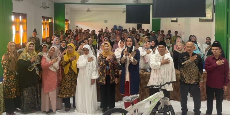 DPR, BKKBN dan Dinas P3AKB Sidoarjo Sosialisasikan 1000 HPK ke Masyarakat Waru