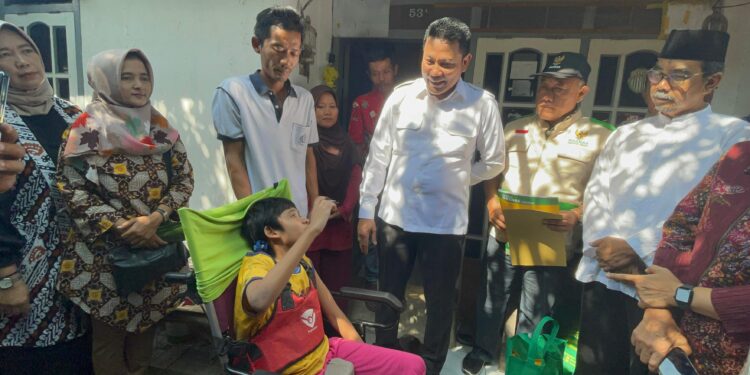 Plt. Bupati Subandi Kunjungi Warganya Yang Sakit Parah