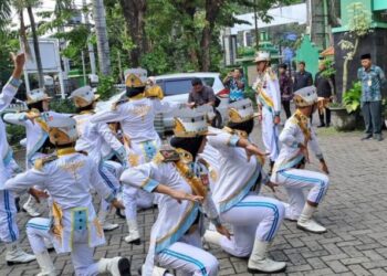 Peringati Hardiknas, Unjuk Aksi Paskibra SMPN 1 Sidoarjo di Kantor Dikbud