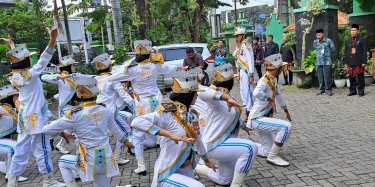 Peringati Hardiknas, Unjuk Aksi Paskibra SMPN 1 Sidoarjo di Kantor Dikbud