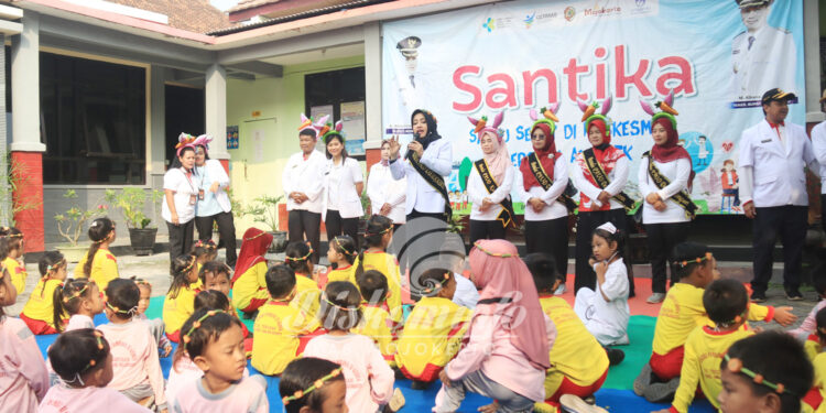 Bupati Ikfina Gelar Program Santika di Puskesmas Lespadangan