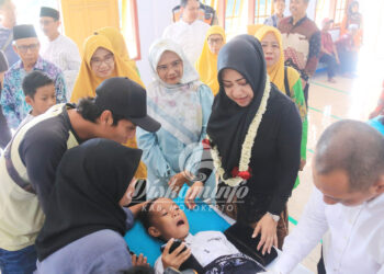 Bupati Ikfina Tinjau Khitanan Massal dan Penyembelihan Hewan Qurban