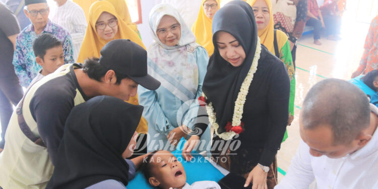 Bupati Ikfina Tinjau Khitanan Massal dan Penyembelihan Hewan Qurban