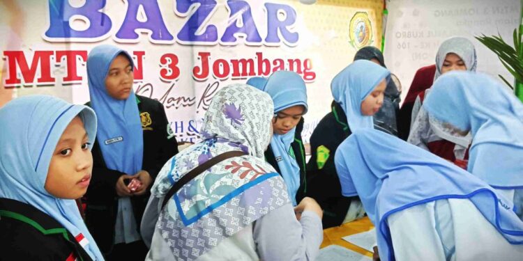 Meriahkan Al-Haflatul Kubro Ponpes Bahrul Ulum Tambakberas, MTsN 3 Jombang Gelar Pameran dan Bazar