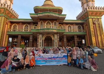 Dharma Wanita SMPN 2 Sukodono Tingkatkan Ketrampilan Lakukan Studi Tiru ke Tenun Ikat ‘Medali Emas’