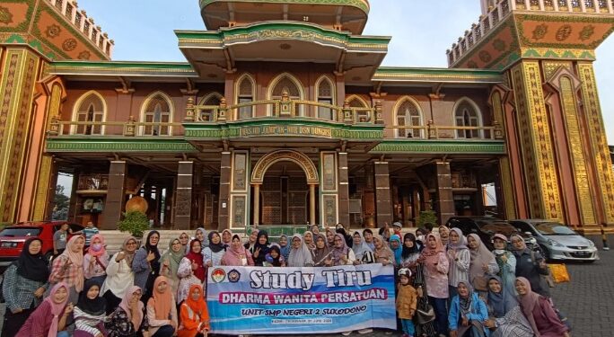 Dharma Wanita SMPN 2 Sukodono Tingkatkan Ketrampilan Lakukan Studi Tiru ke Tenun Ikat ‘Medali Emas’