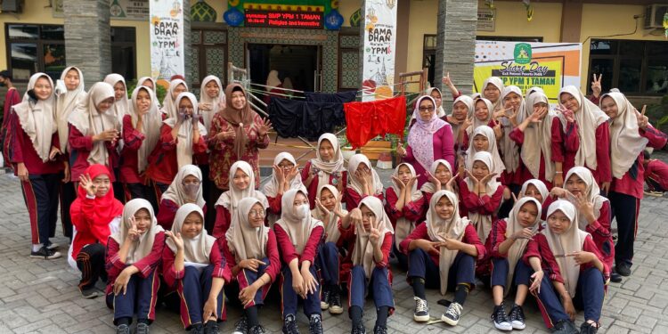 Siswa SMP YPM 1 Taman Lestarikan Kearifan Lokal Dengan Membuat Batik Jumputan