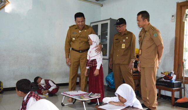 Karena Kurang Ruang Kelas, Siswa SDN Porong Belajar di Musholla