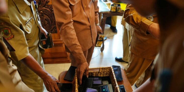 Pj. Wali Kota Mojokerto, Cegah Phubbing Saat Rapat Dinas