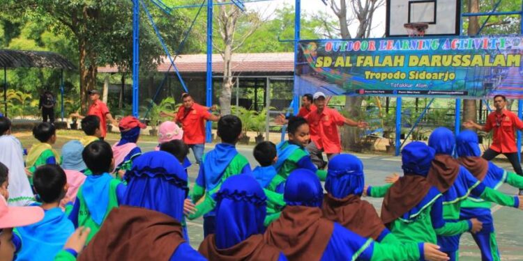 Tingkatkan Kerja Sama, SD Al Falah Darussalam Lakukan Outbond