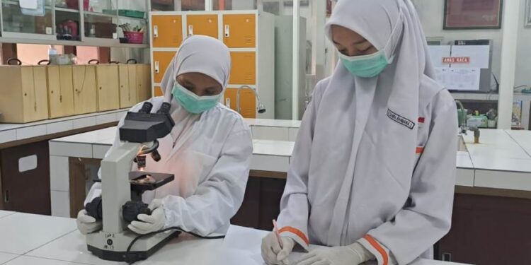 2 Siswi SMK Sepuluh Nopember Berhasil Masuk PTN Melalui Jalur SNBT