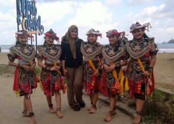 Tari Ukeling Dodog Sebagai Pembuka EJFH VI 2024 di Pantai Midodaren