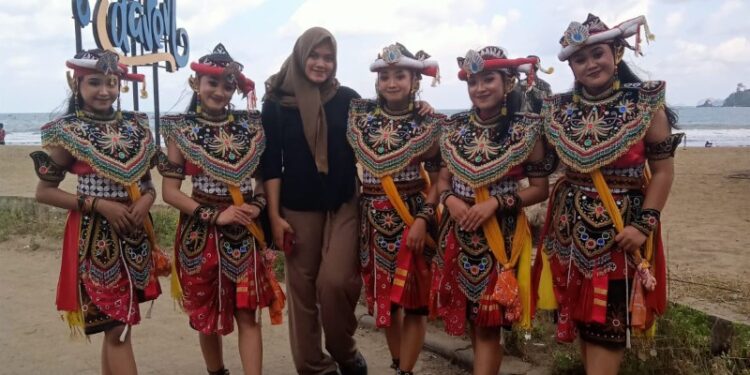 Tari Ukeling Dodog Sebagai Pembuka EJFH VI 2024 di Pantai Midodaren