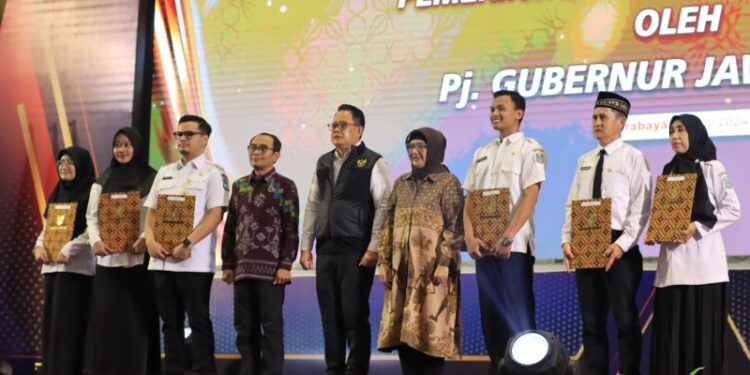 BKD Provinsi Jawa Timur Serahkan 5000 SK. PPPK Formasi Tahun 2023