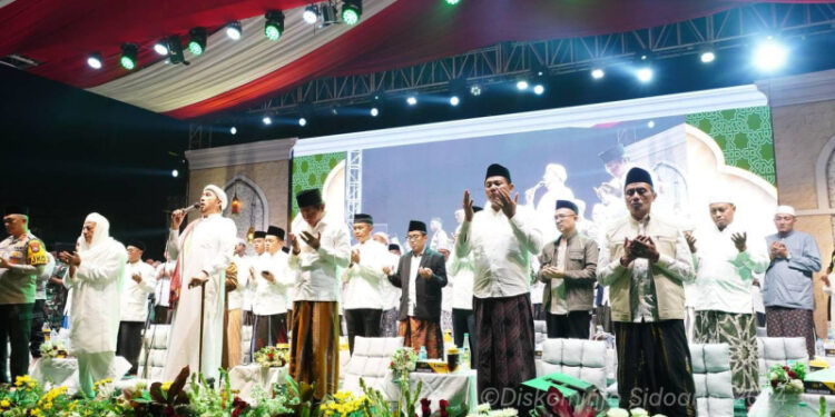 Polresta Sidoarjo Gelar Sholawat dan Ceramah Kebangsaan di Parkir Timur GOR