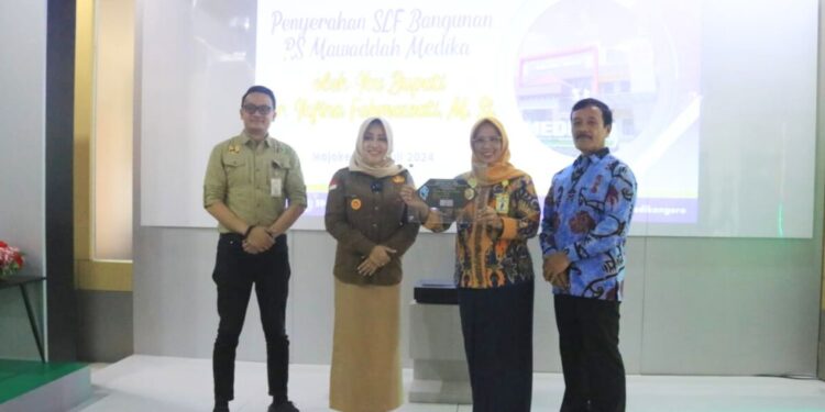 RS Mawaddah dan PT Vinilon Jaya Sakti Terima SLF dari Bupati Ikfina