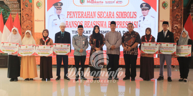 Pemkab Mojokerto Berikan Beasiswa Kepada Pelajar dan Mahasiswa