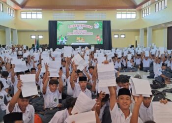 Lihat Sungai Banyak Sampah, 600 Siswa SMK YPM 8 Kirim Surat ke Pemerintah