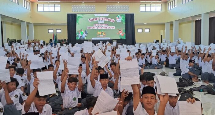 Lihat Sungai Banyak Sampah, 600 Siswa SMK YPM 8 Kirim Surat ke Pemerintah