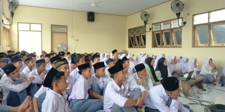 KUA Tembelang Bersama SMA Madinatul Ulum Sosialisasikan Pencegahan Pernikahan Dini