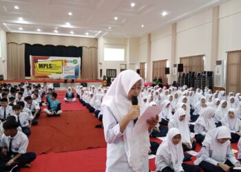 Hindari Banjir Tahunan, Peserta MPLS SMP YPM 1 Taman Surati Kepala Desanya