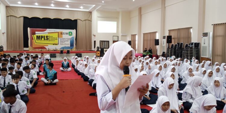 Hindari Banjir Tahunan, Peserta MPLS SMP YPM 1 Taman Surati Kepala Desanya