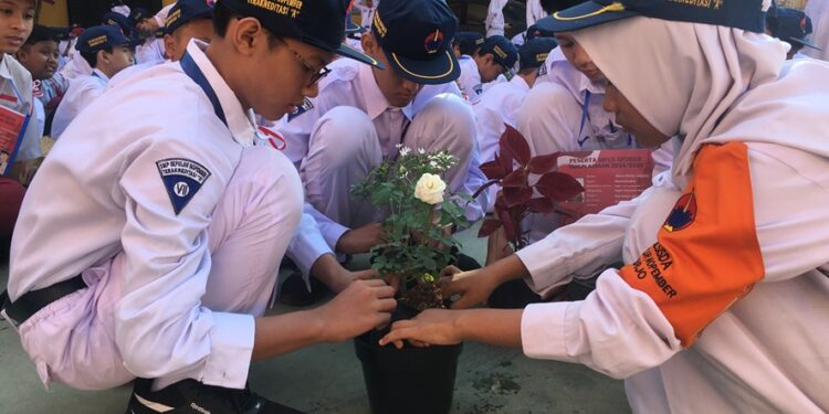 MPLS SMP Sepuluh Nopember Ajak Tanam Melalui Gerakan Go Green