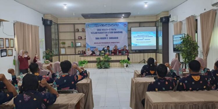 Tentang IKM, SMA Negeri 2 Batu Lakukan Studi Banding ke SMA Negeri 3 Sidoarjo