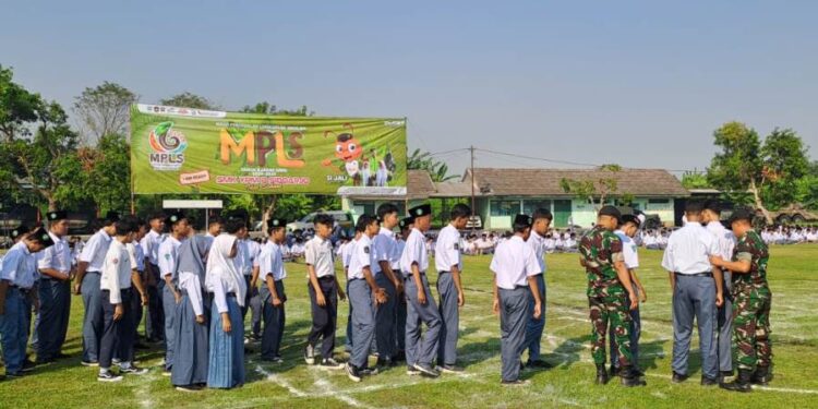 Peserta MPLS SMK YPM 8 Sidoarjo Dilatih Ketegasan dan Disiplin Bela Negara