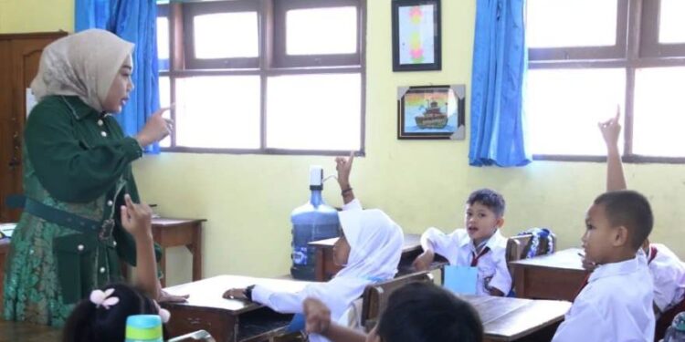 Bunda PAUD Bersama Kepala Dikbud Sidoarjo Kunjungi MPLS SD Candi