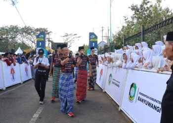 Ikuti Tour de Banyuwangi Ijen, Pembalap Dunia Rela Pakai Sarung dan Kopiah