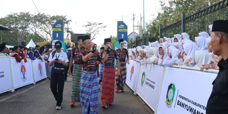 Ikuti Tour de Banyuwangi Ijen, Pembalap Dunia Rela Pakai Sarung dan Kopiah